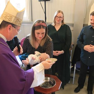 Biskup Šaško krstio peto dijete obitelji Smiljanić u Župi bl. Ivana Merza u Zagrebu